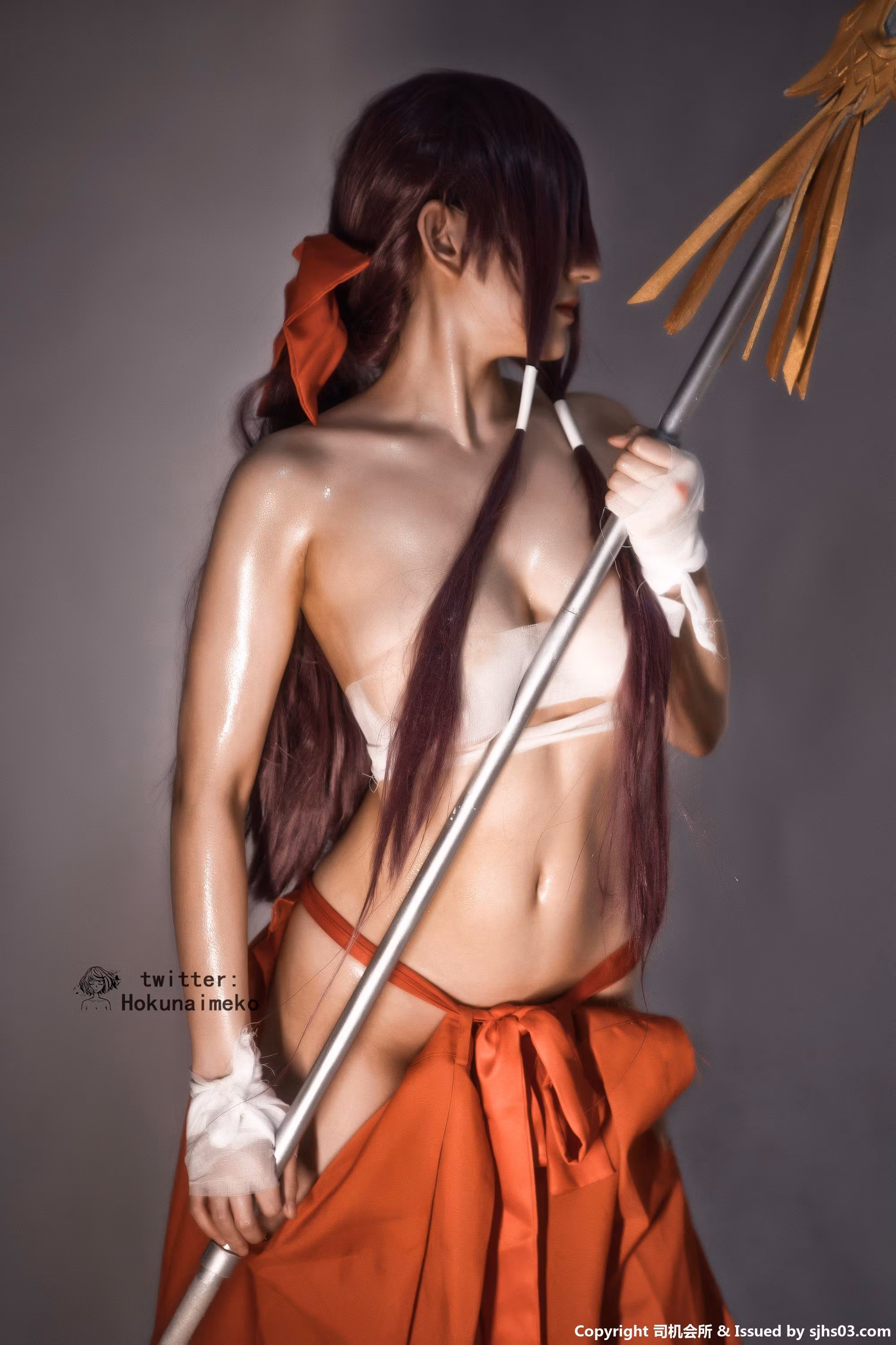 动漫Coser展现巫女服制服美女与粉嫩身姿